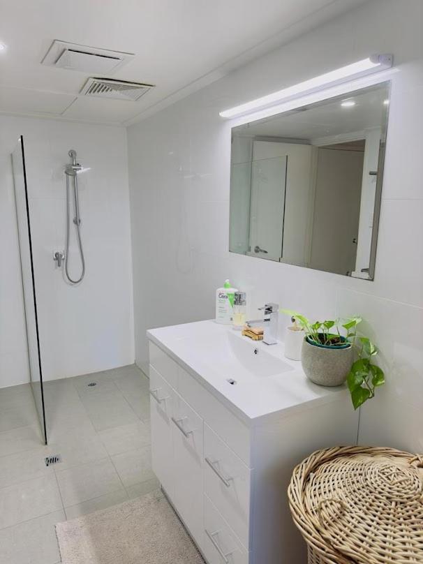 All The Comforts By The Lake Perth Esterno foto