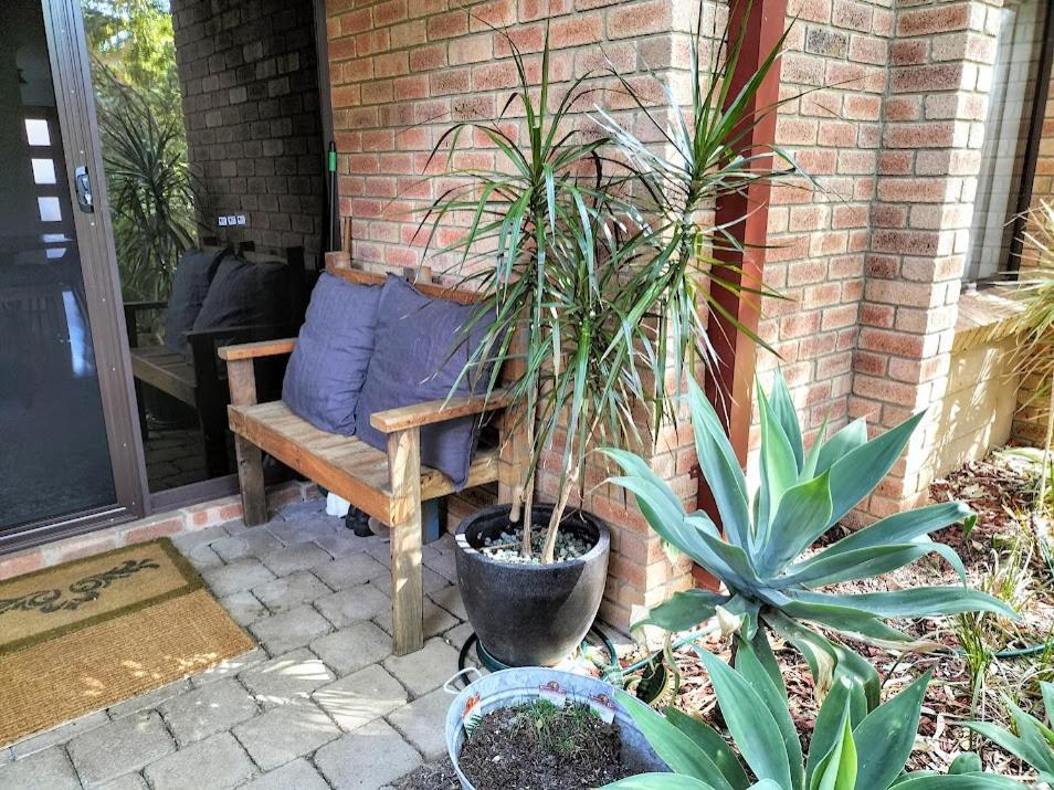 All The Comforts By The Lake Perth Esterno foto