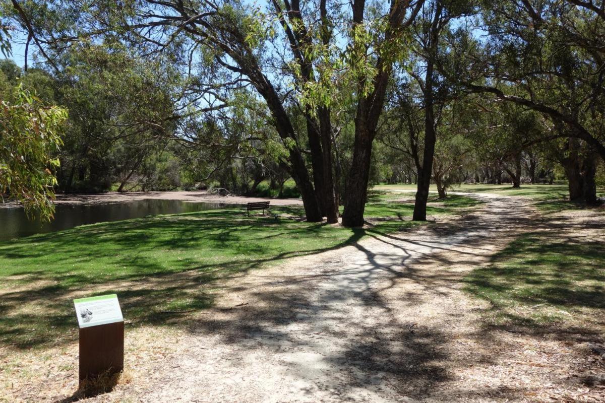 All The Comforts By The Lake Perth Esterno foto