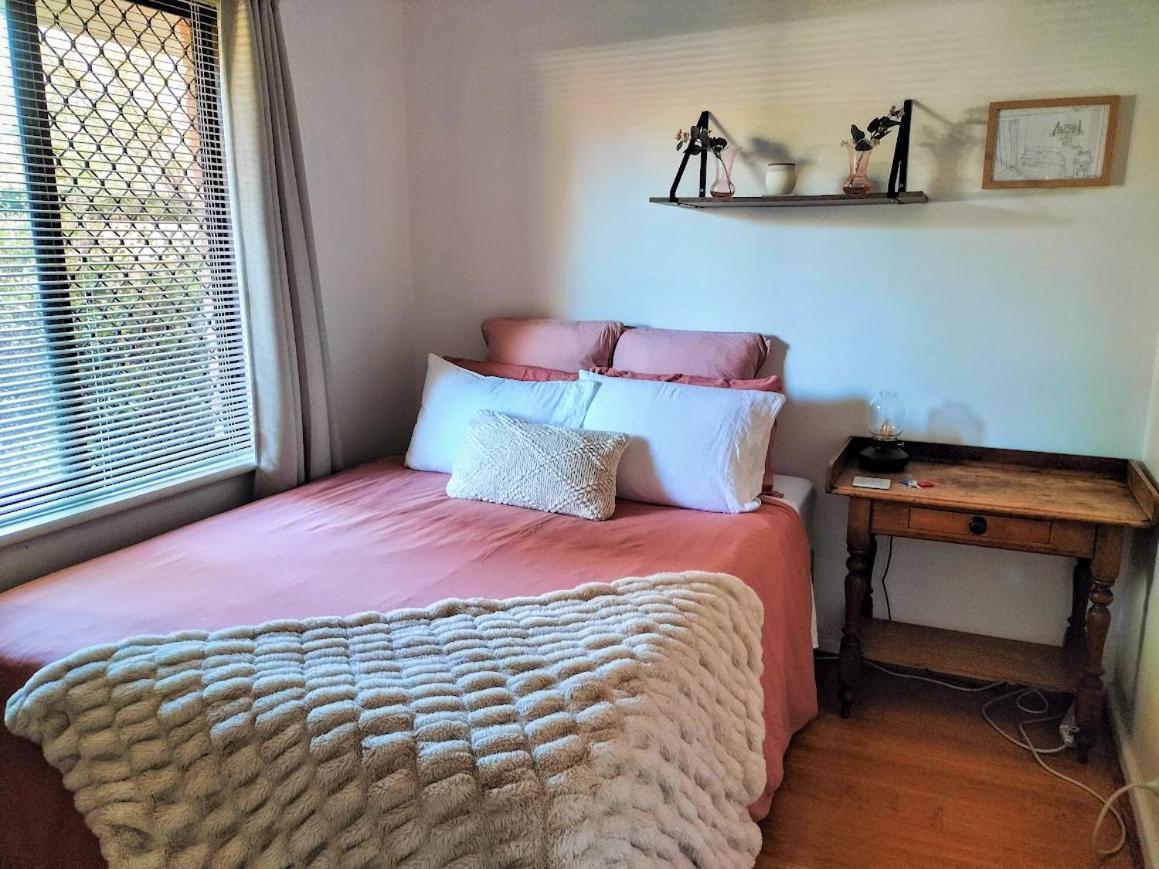 All The Comforts By The Lake Perth Esterno foto