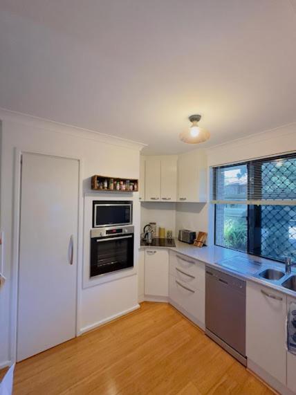 All The Comforts By The Lake Perth Esterno foto